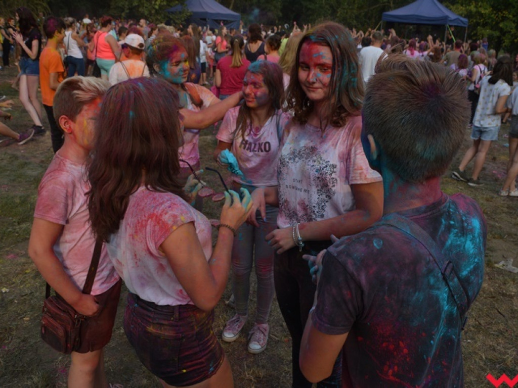Pomalowali Wrześnię na wszystkie barwy tęczy na pierwszym festiwalu kolorów w mieście
