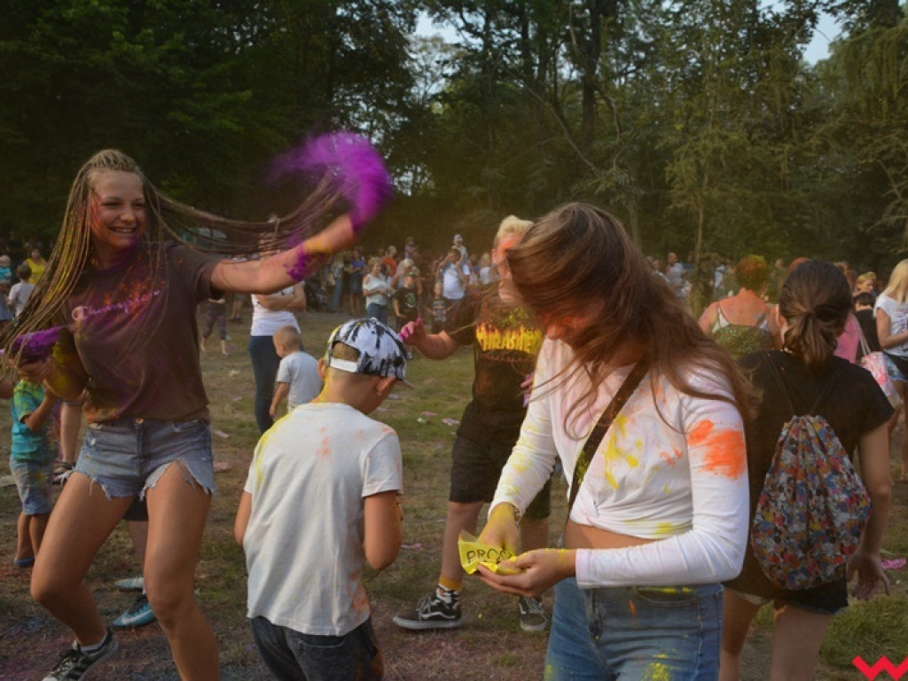 Pomalowali Wrześnię na wszystkie barwy tęczy na pierwszym festiwalu kolorów w mieście