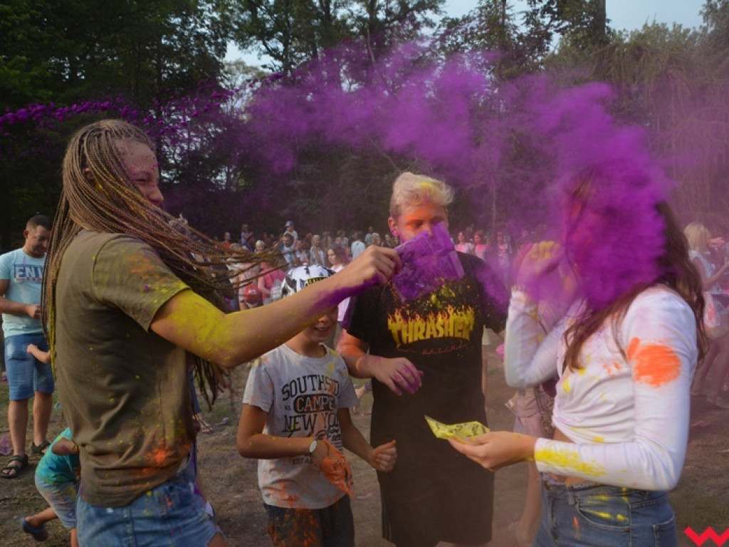 Pomalowali Wrześnię na wszystkie barwy tęczy na pierwszym festiwalu kolorów w mieście