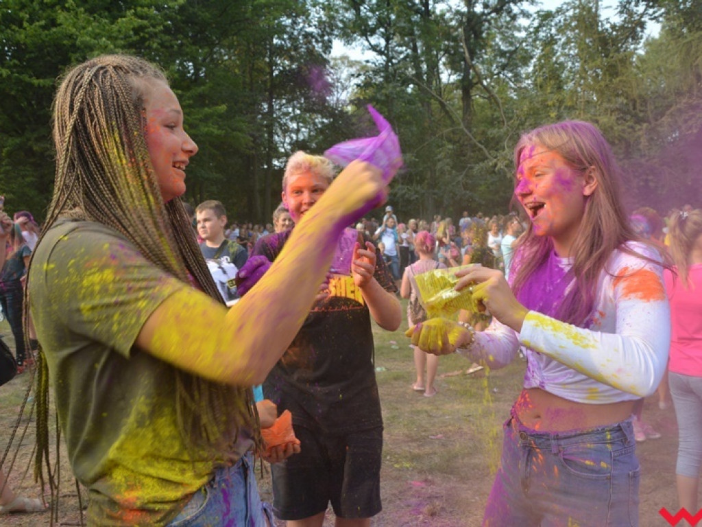 Pomalowali Wrześnię na wszystkie barwy tęczy na pierwszym festiwalu kolorów w mieście