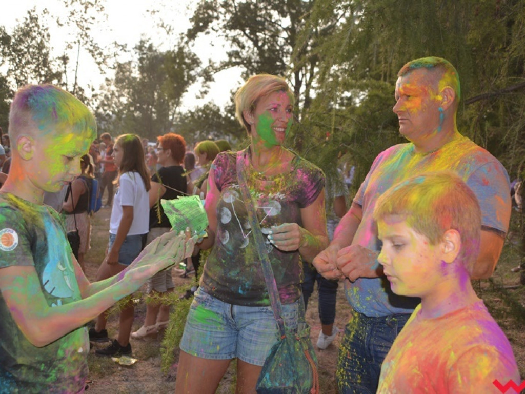 Pomalowali Wrześnię na wszystkie barwy tęczy na pierwszym festiwalu kolorów w mieście