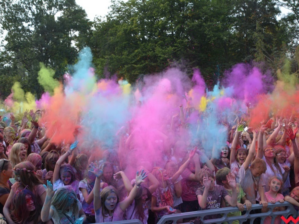 Pomalowali Wrześnię na wszystkie barwy tęczy na pierwszym festiwalu kolorów w mieście