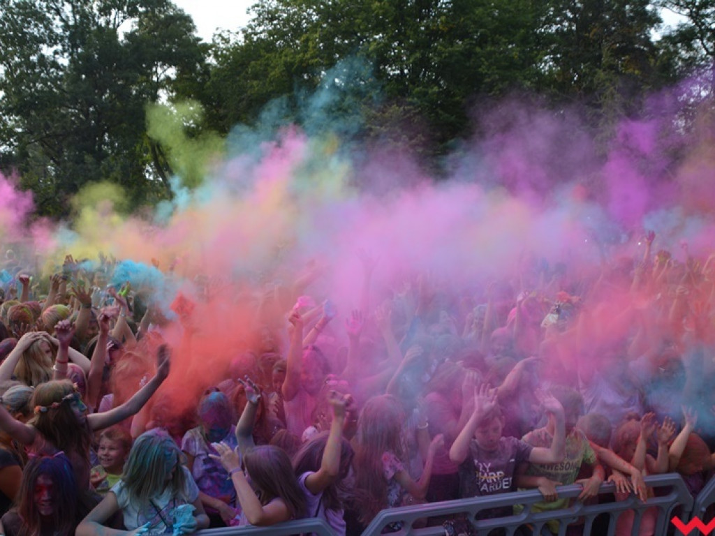 Pomalowali Wrześnię na wszystkie barwy tęczy na pierwszym festiwalu kolorów w mieście