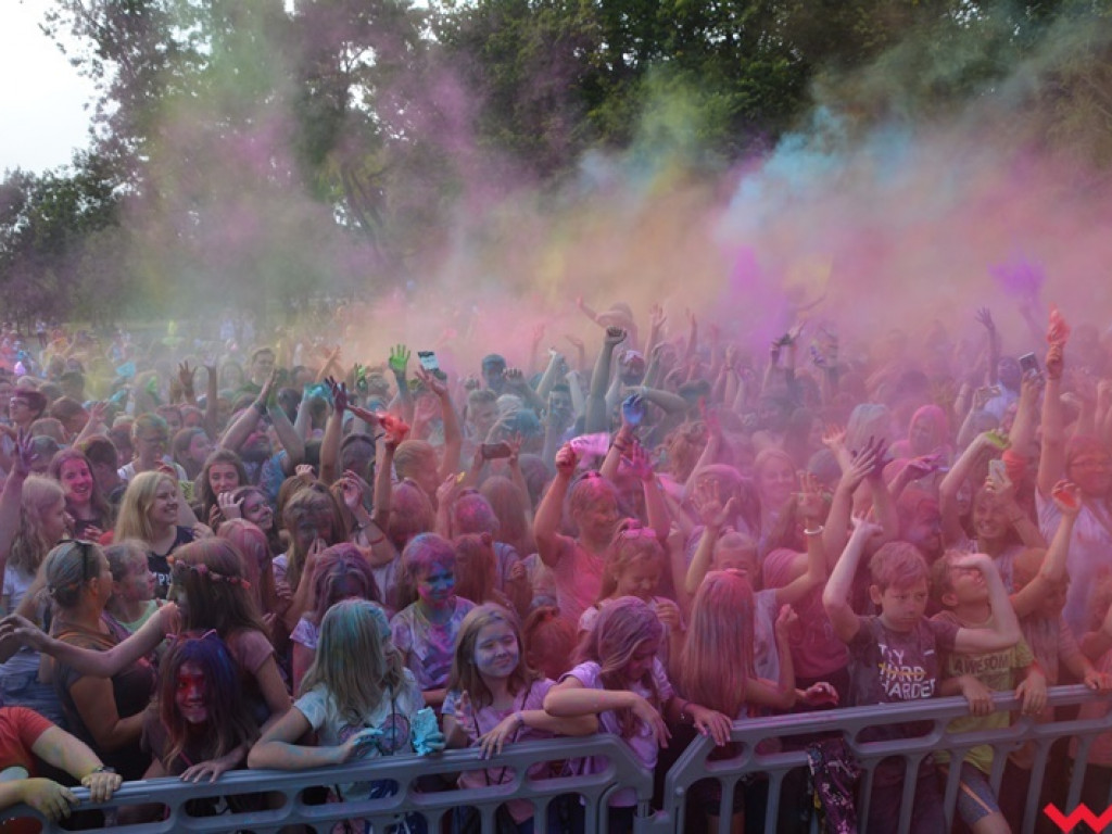 Pomalowali Wrześnię na wszystkie barwy tęczy na pierwszym festiwalu kolorów w mieście