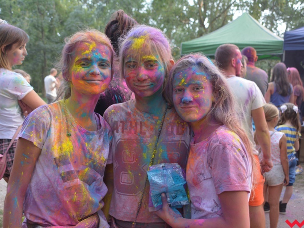 Pomalowali Wrześnię na wszystkie barwy tęczy na pierwszym festiwalu kolorów w mieście