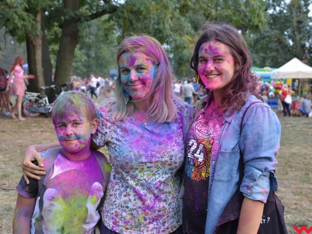 Pomalowali Wrześnię na wszystkie barwy tęczy na pierwszym festiwalu kolorów w mieście