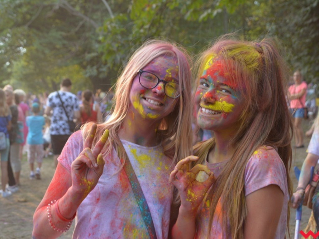 Pomalowali Wrześnię na wszystkie barwy tęczy na pierwszym festiwalu kolorów w mieście