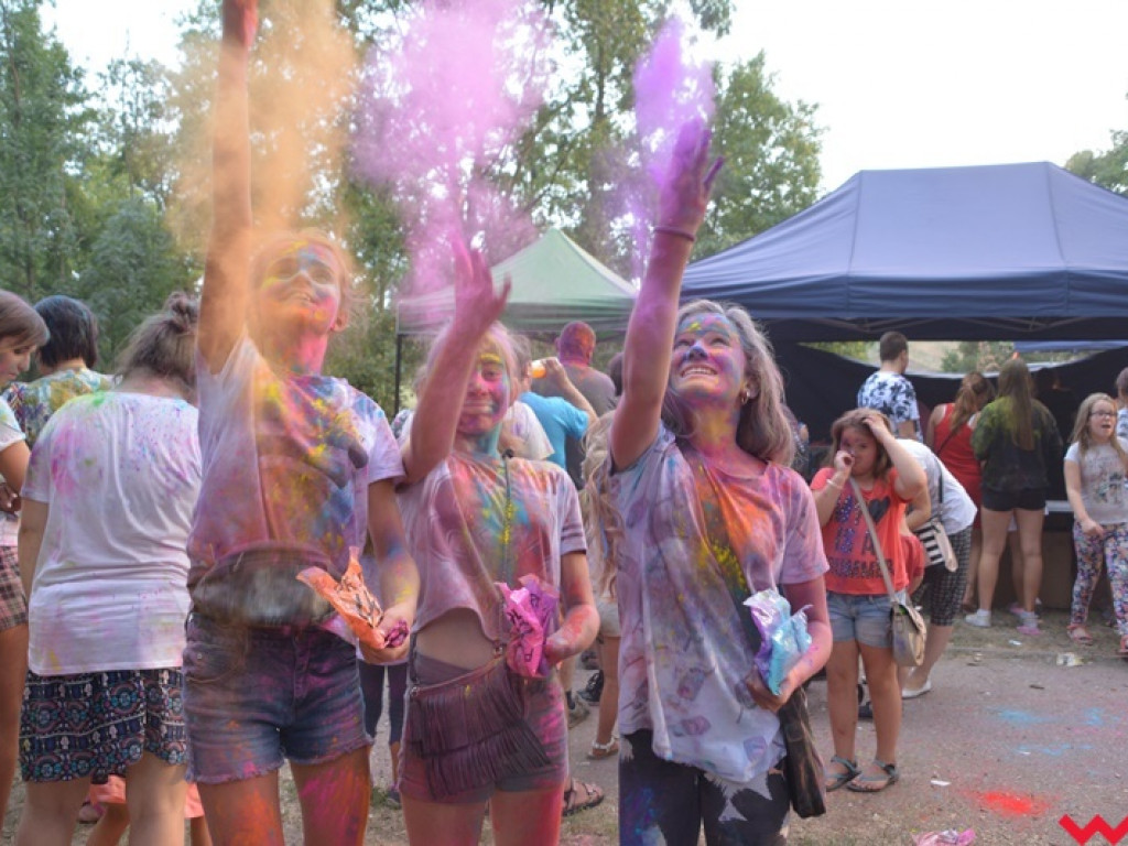Pomalowali Wrześnię na wszystkie barwy tęczy na pierwszym festiwalu kolorów w mieście