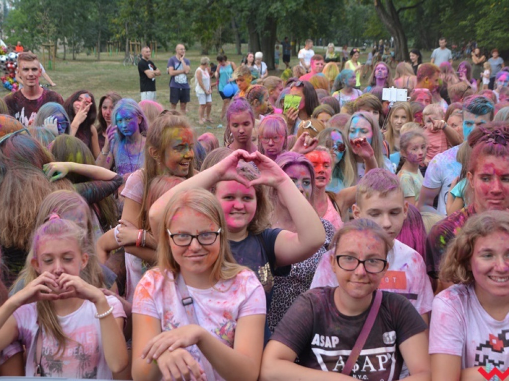 Pomalowali Wrześnię na wszystkie barwy tęczy na pierwszym festiwalu kolorów w mieście