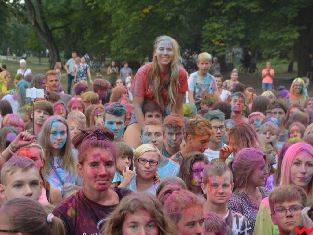 Pomalowali Wrześnię na wszystkie barwy tęczy na pierwszym festiwalu kolorów w mieście