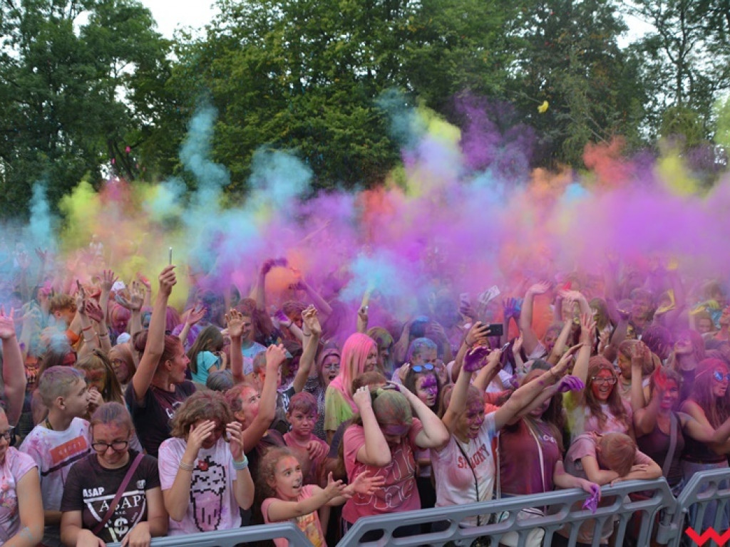 Pomalowali Wrześnię na wszystkie barwy tęczy na pierwszym festiwalu kolorów w mieście