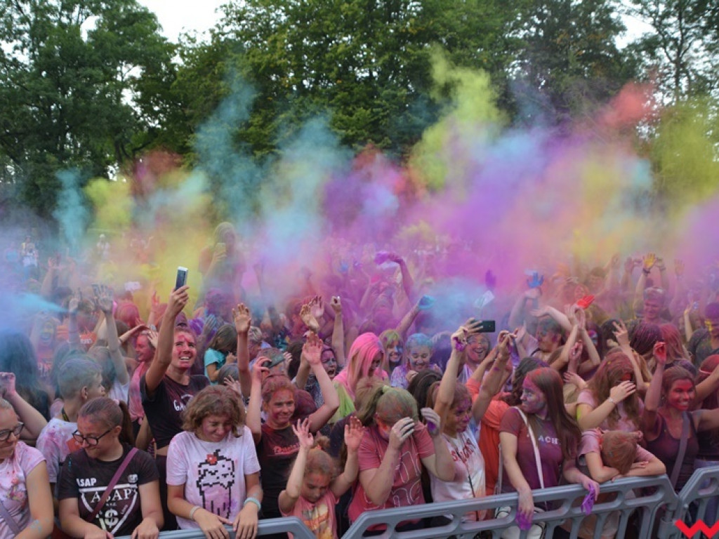 Pomalowali Wrześnię na wszystkie barwy tęczy na pierwszym festiwalu kolorów w mieście