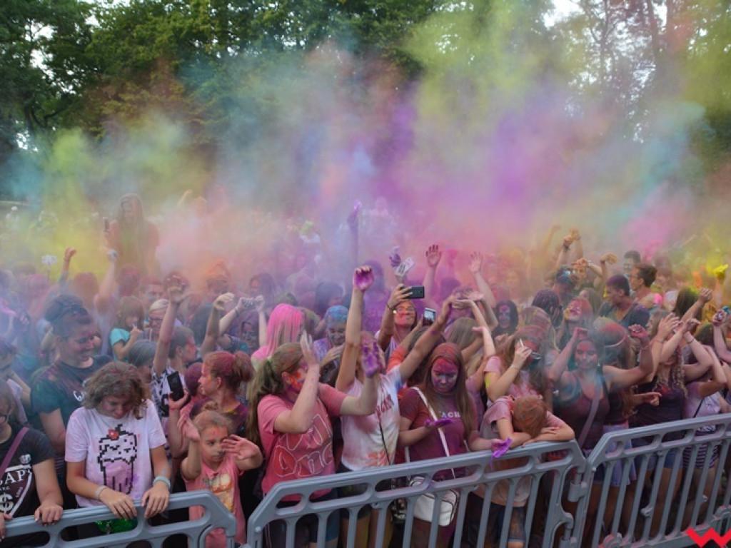 Pomalowali Wrześnię na wszystkie barwy tęczy na pierwszym festiwalu kolorów w mieście