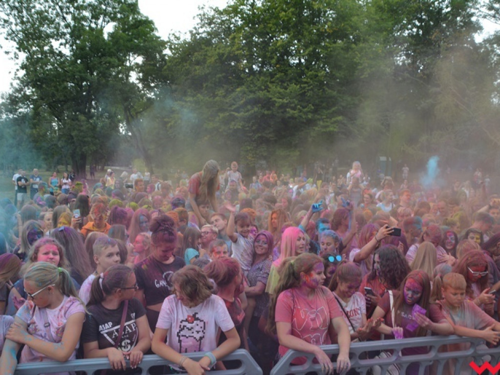 Pomalowali Wrześnię na wszystkie barwy tęczy na pierwszym festiwalu kolorów w mieście