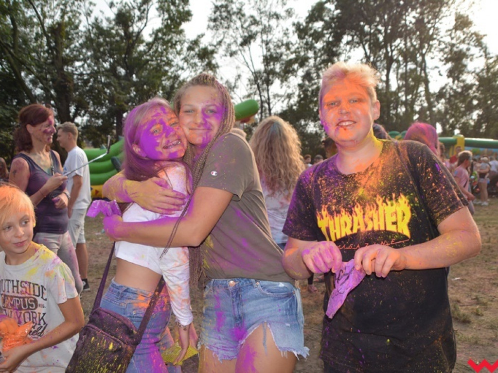 Pomalowali Wrześnię na wszystkie barwy tęczy na pierwszym festiwalu kolorów w mieście