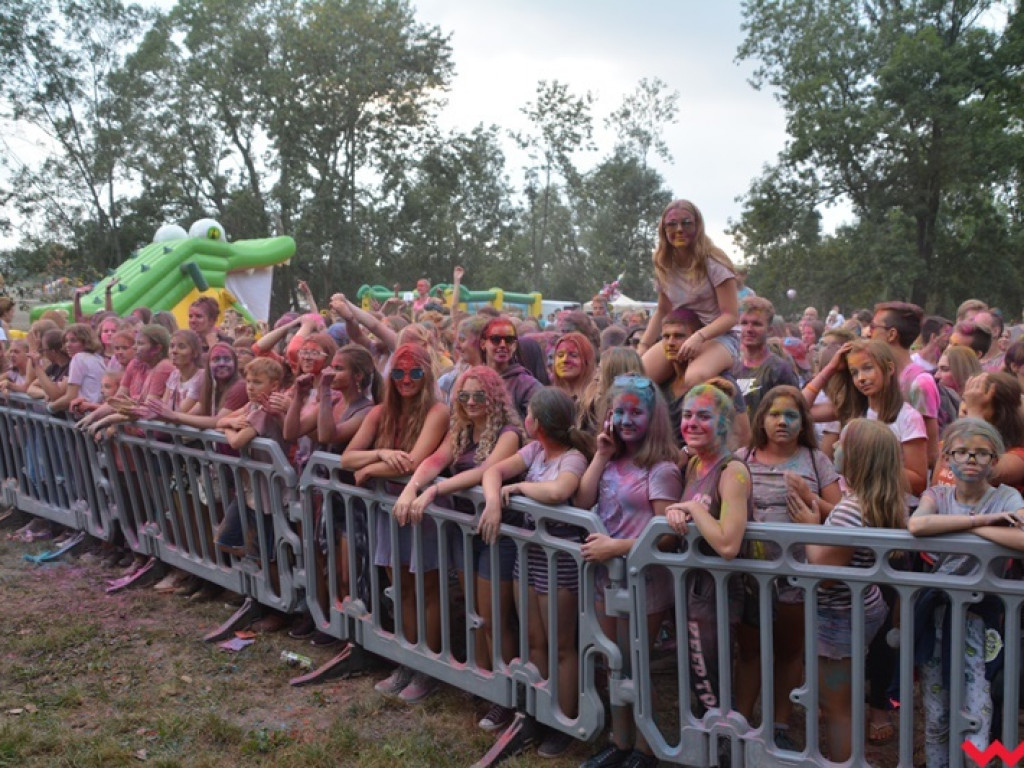 Pomalowali Wrześnię na wszystkie barwy tęczy na pierwszym festiwalu kolorów w mieście