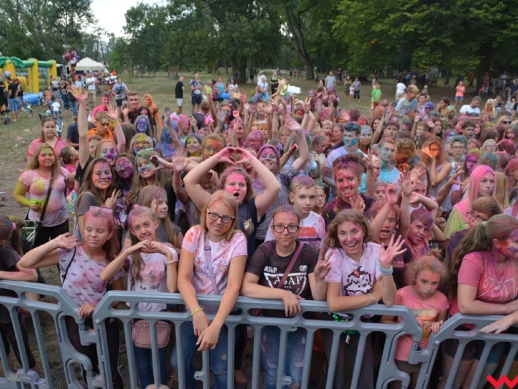 Pomalowali Wrześnię na wszystkie barwy tęczy na pierwszym festiwalu kolorów w mieście
