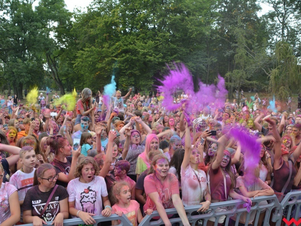 Pomalowali Wrześnię na wszystkie barwy tęczy na pierwszym festiwalu kolorów w mieście