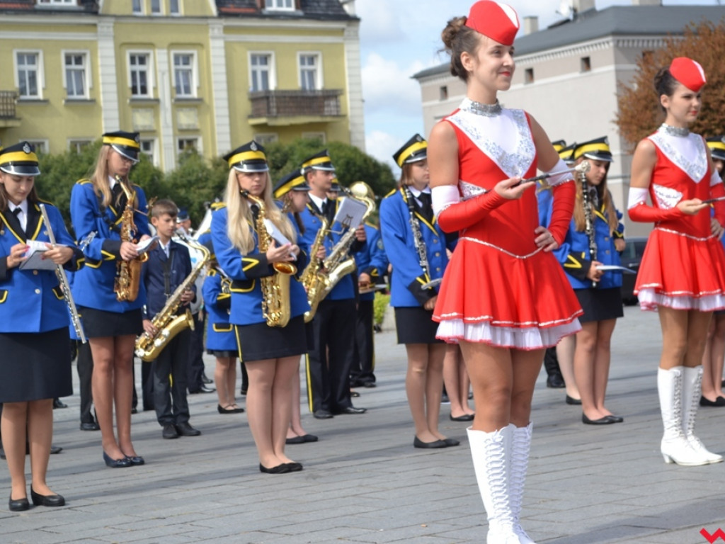 Kiedy grają orkiestry dęte zaczyna świecić słońce. Września już drugi dzień rozbrzmiewa muzyką