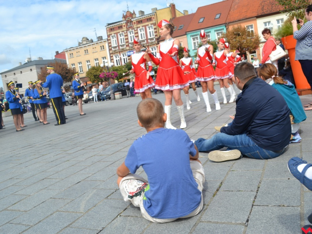 Kiedy grają orkiestry dęte zaczyna świecić słońce. Września już drugi dzień rozbrzmiewa muzyką