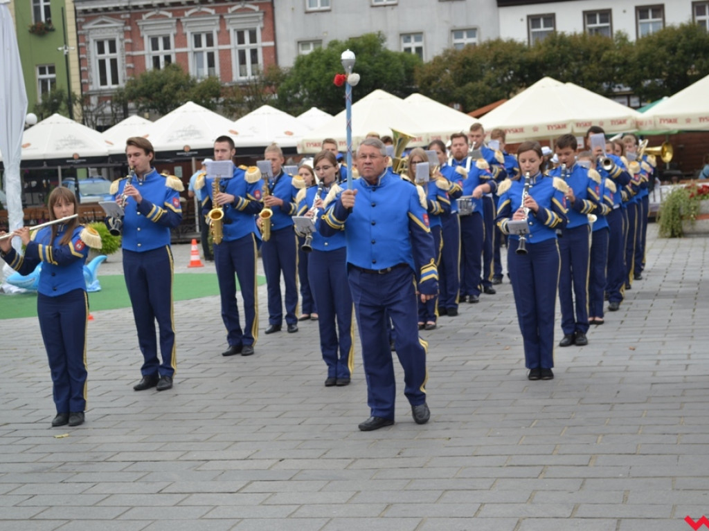 Kiedy grają orkiestry dęte zaczyna świecić słońce. Września już drugi dzień rozbrzmiewa muzyką