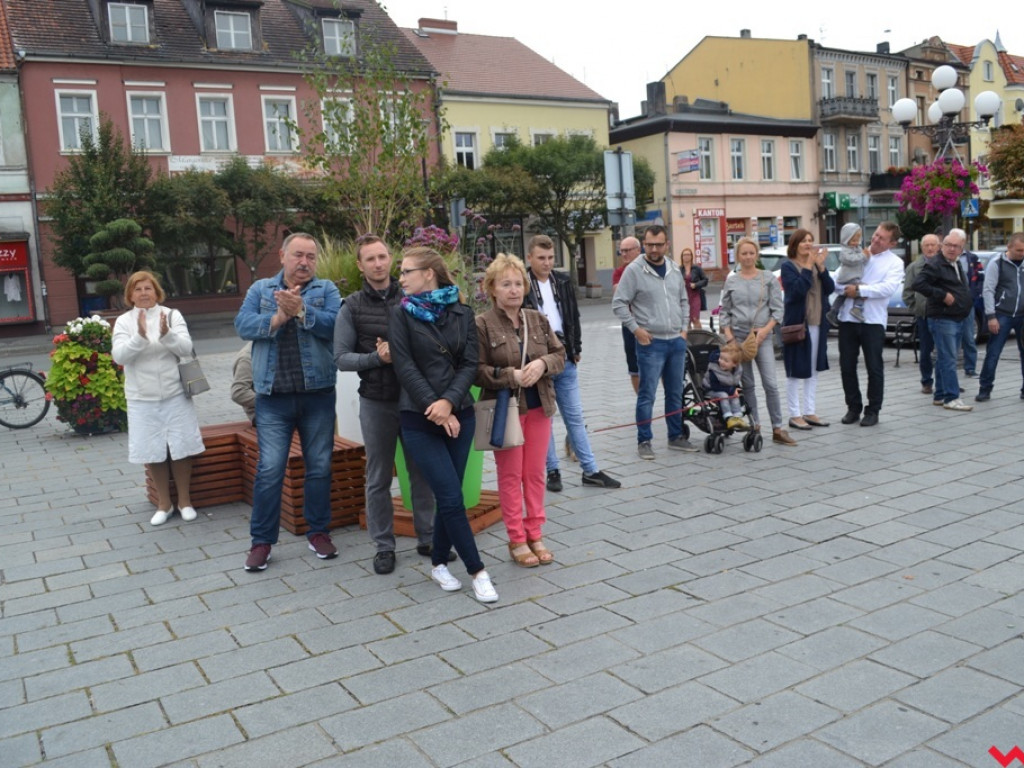 Kiedy grają orkiestry dęte zaczyna świecić słońce. Września już drugi dzień rozbrzmiewa muzyką