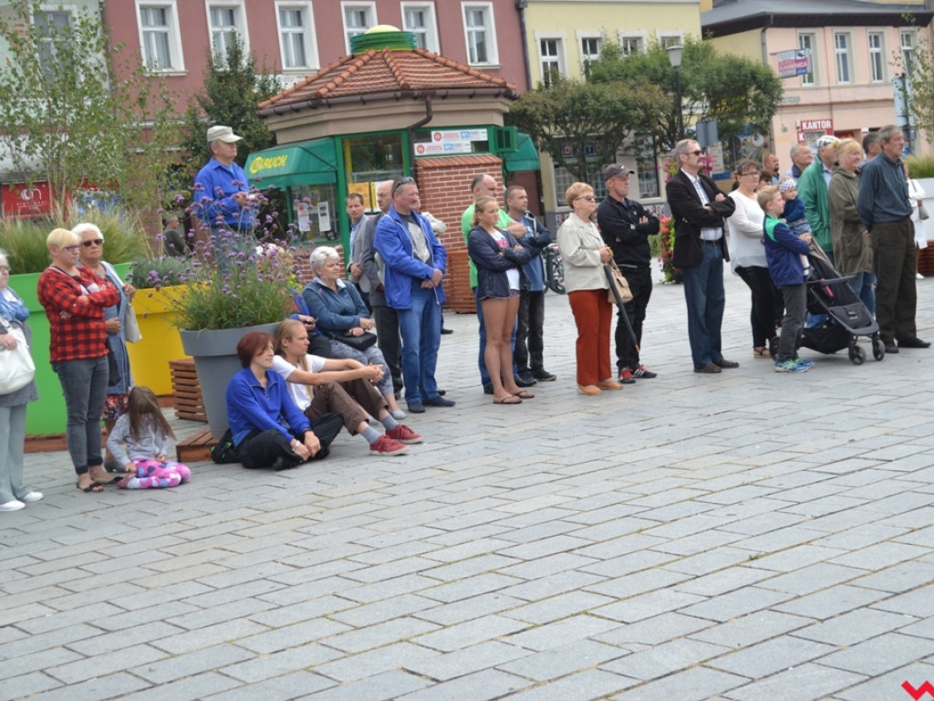 Kiedy grają orkiestry dęte zaczyna świecić słońce. Września już drugi dzień rozbrzmiewa muzyką