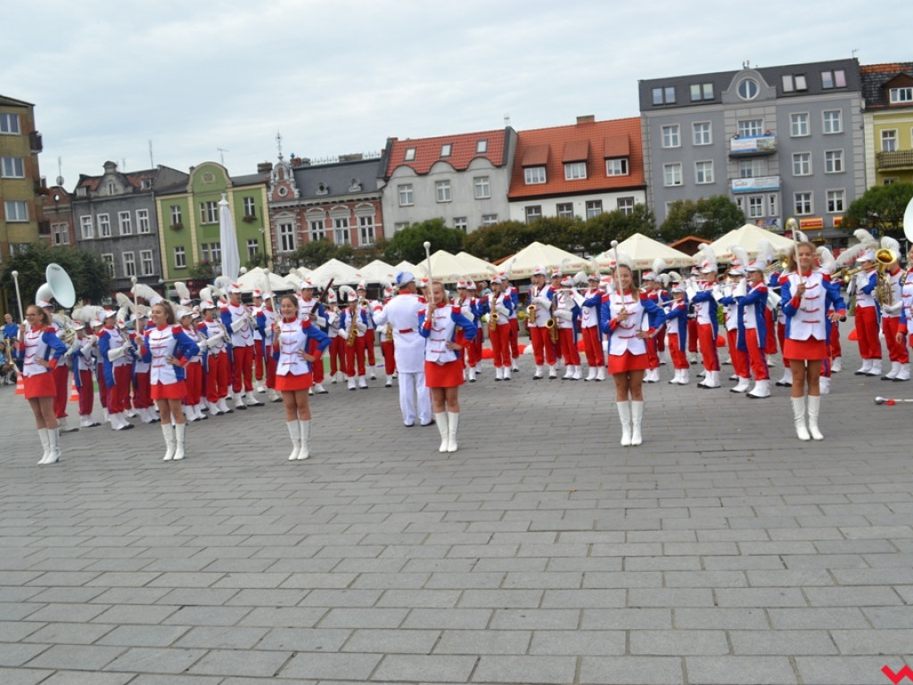 Kiedy grają orkiestry dęte zaczyna świecić słońce. Września już drugi dzień rozbrzmiewa muzyką