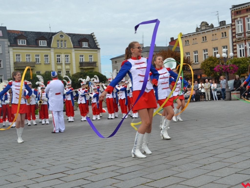 Kiedy grają orkiestry dęte zaczyna świecić słońce. Września już drugi dzień rozbrzmiewa muzyką