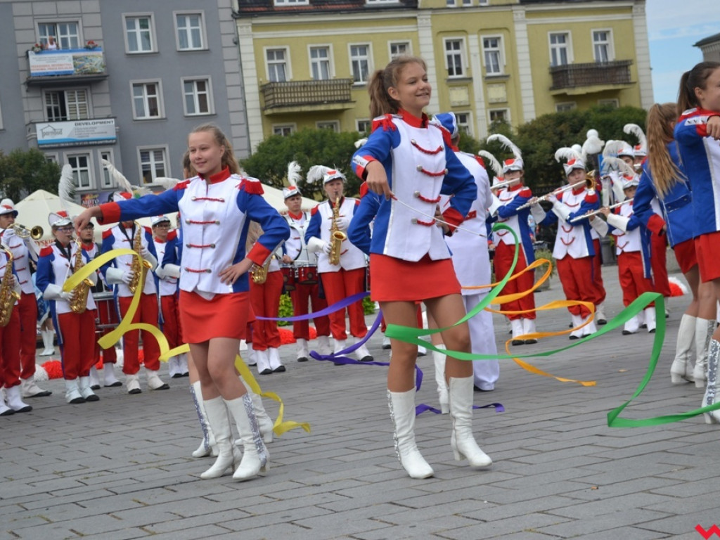 Kiedy grają orkiestry dęte zaczyna świecić słońce. Września już drugi dzień rozbrzmiewa muzyką