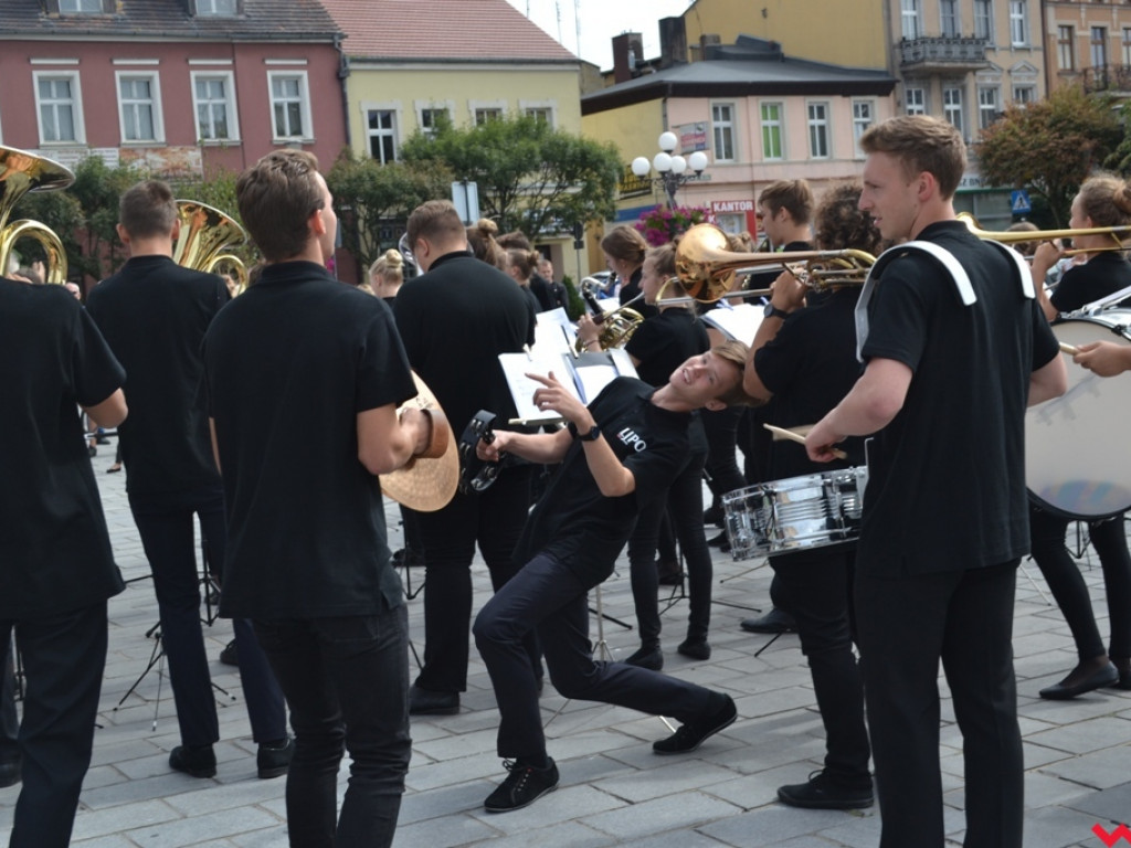 Kiedy grają orkiestry dęte zaczyna świecić słońce. Września już drugi dzień rozbrzmiewa muzyką