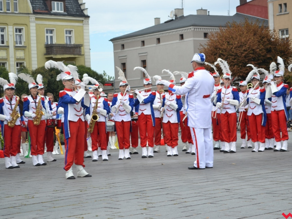 Kiedy grają orkiestry dęte zaczyna świecić słońce. Września już drugi dzień rozbrzmiewa muzyką