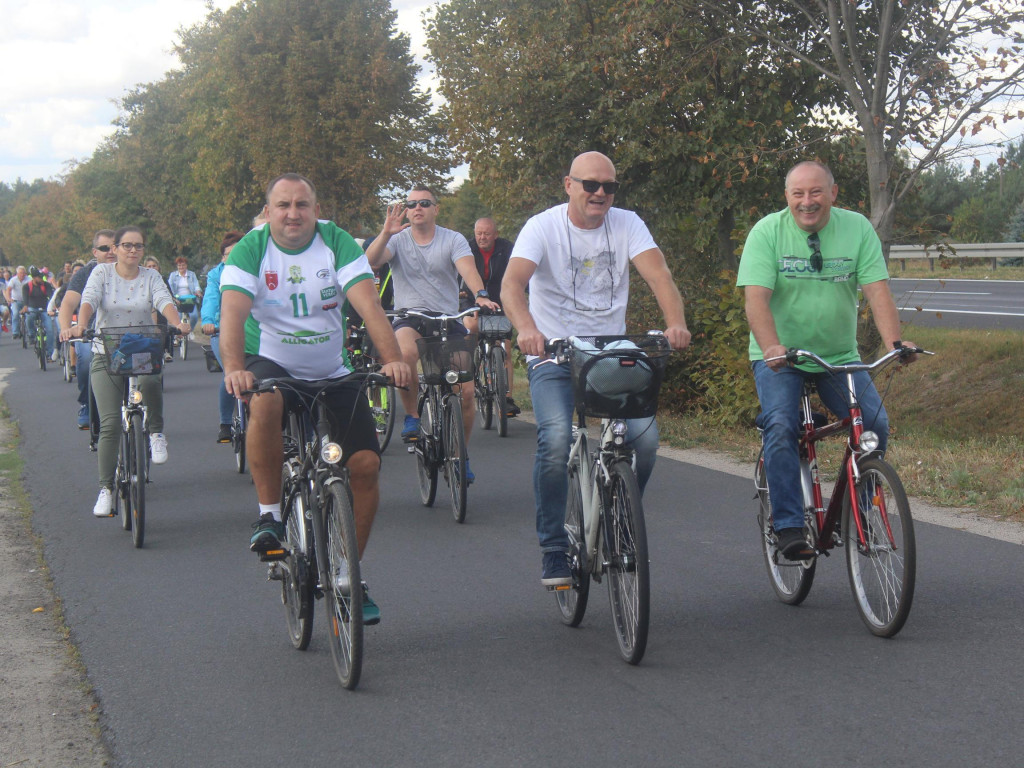 Słoneczna pogoda sprzyjała rowerzystom. Setki osób przejechały olęderskim szlakiem