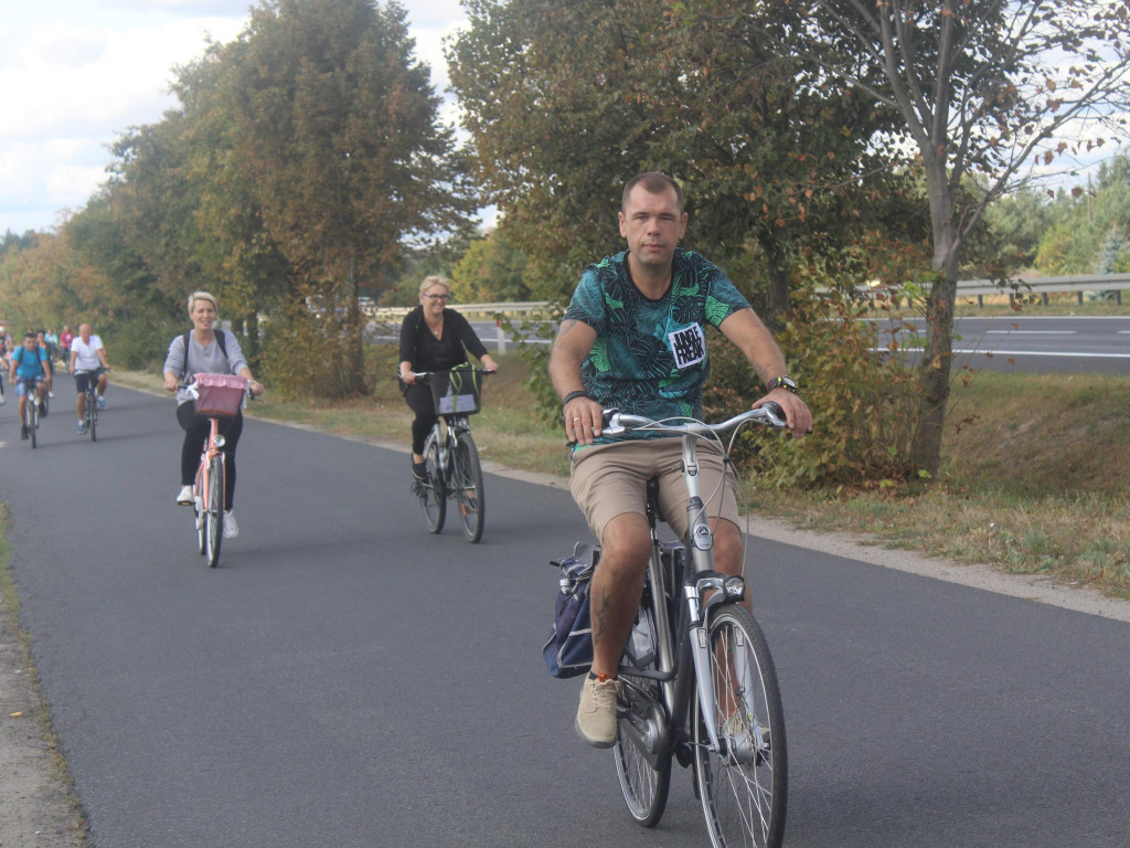 Słoneczna pogoda sprzyjała rowerzystom. Setki osób przejechały olęderskim szlakiem