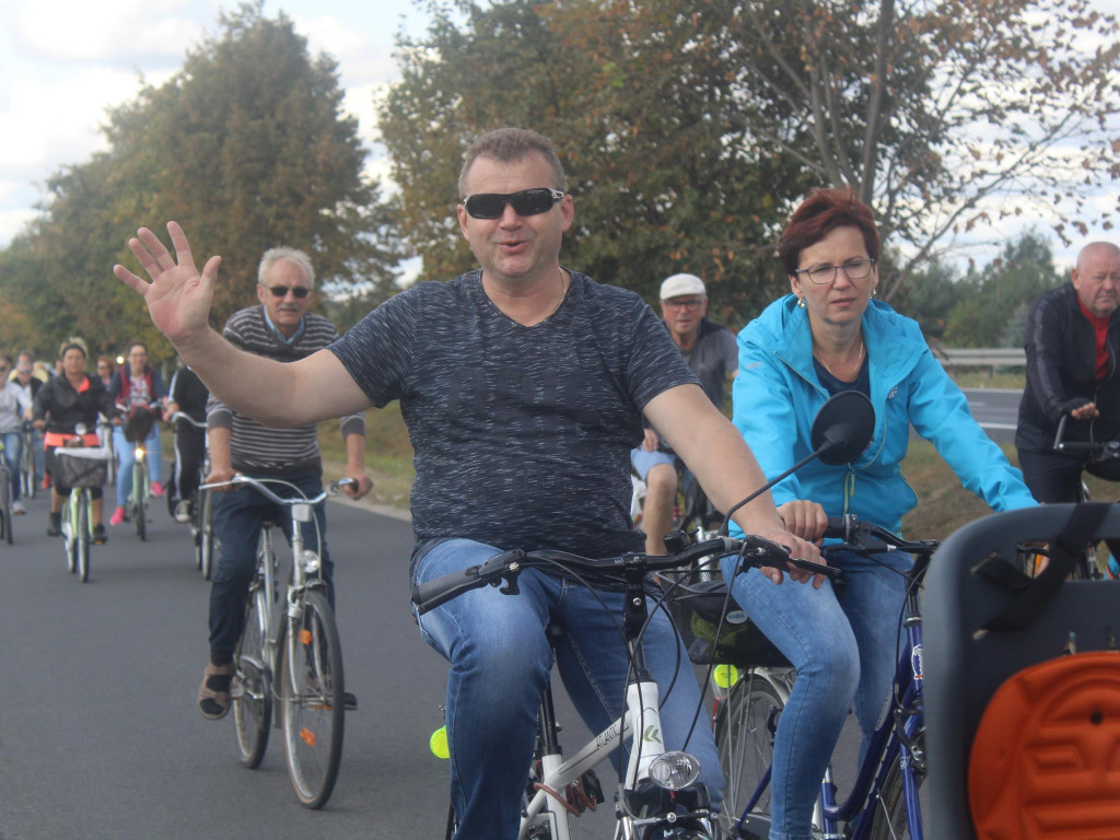 Słoneczna pogoda sprzyjała rowerzystom. Setki osób przejechały olęderskim szlakiem