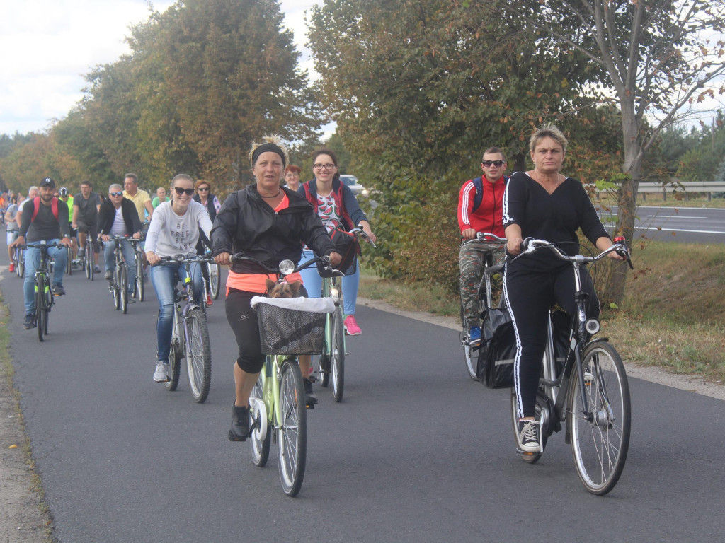Słoneczna pogoda sprzyjała rowerzystom. Setki osób przejechały olęderskim szlakiem