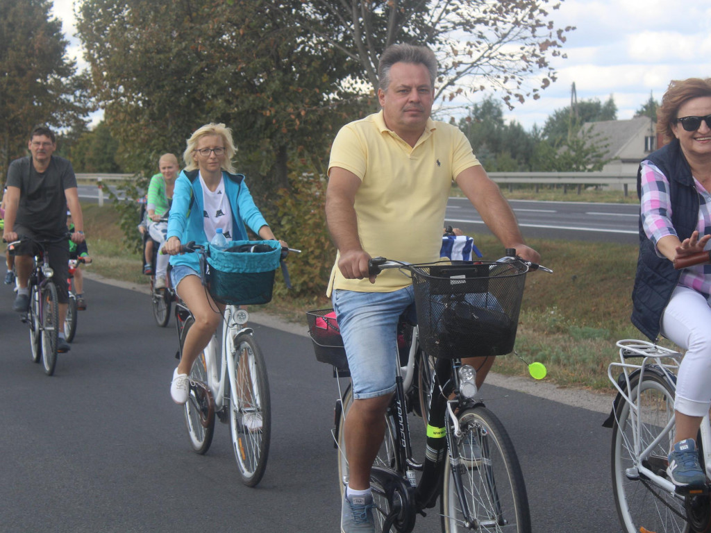 Słoneczna pogoda sprzyjała rowerzystom. Setki osób przejechały olęderskim szlakiem