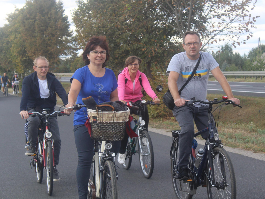Słoneczna pogoda sprzyjała rowerzystom. Setki osób przejechały olęderskim szlakiem