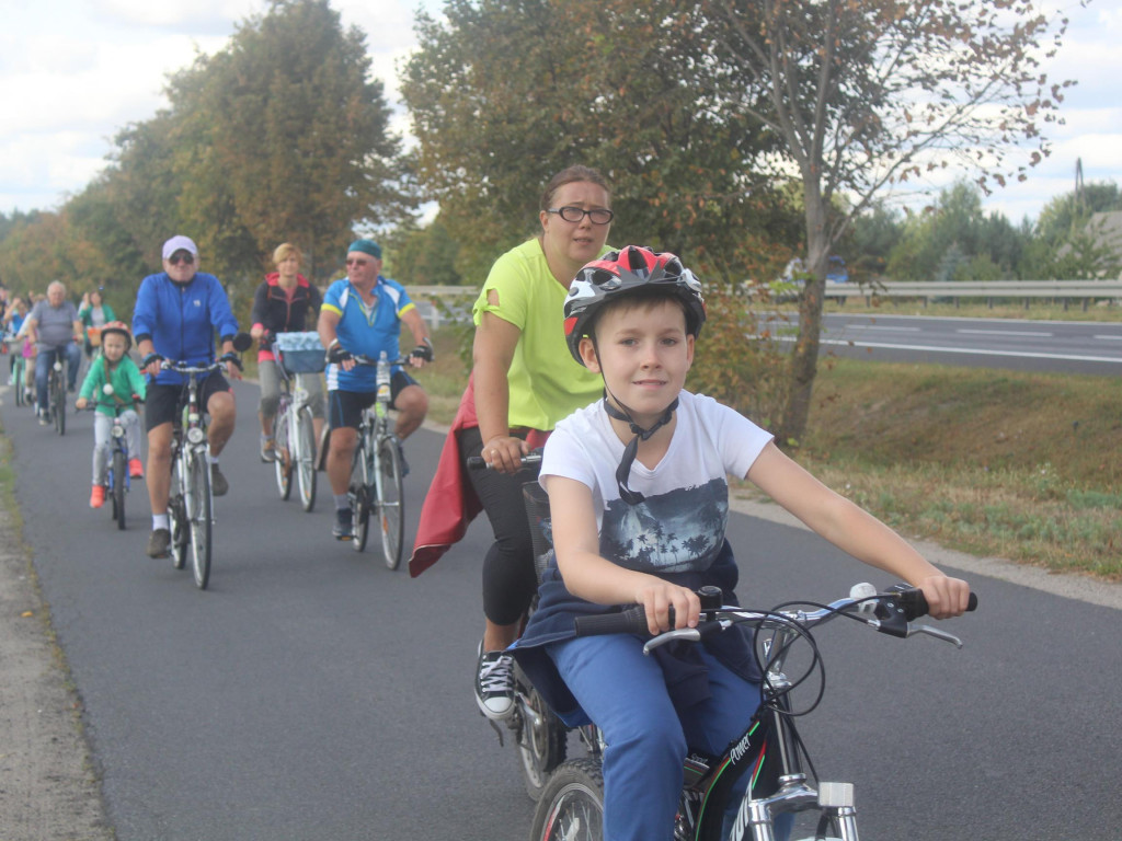 Słoneczna pogoda sprzyjała rowerzystom. Setki osób przejechały olęderskim szlakiem