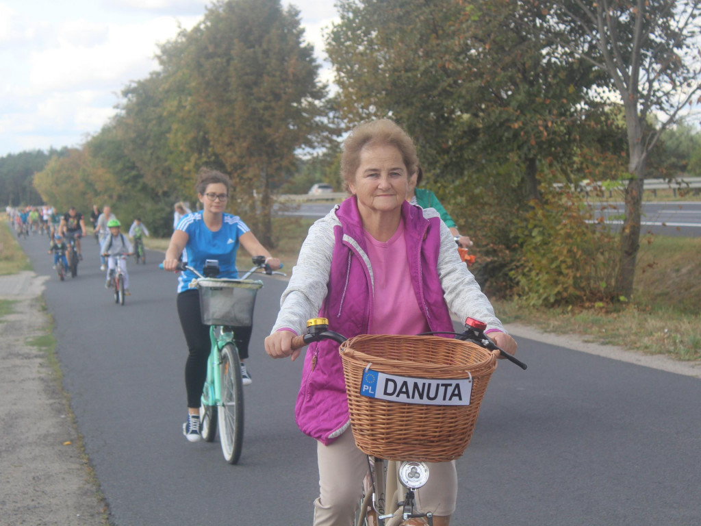 Słoneczna pogoda sprzyjała rowerzystom. Setki osób przejechały olęderskim szlakiem