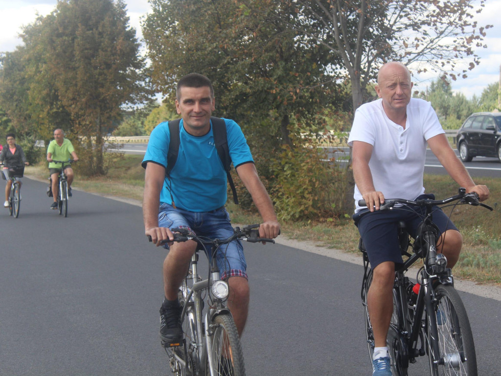 Słoneczna pogoda sprzyjała rowerzystom. Setki osób przejechały olęderskim szlakiem