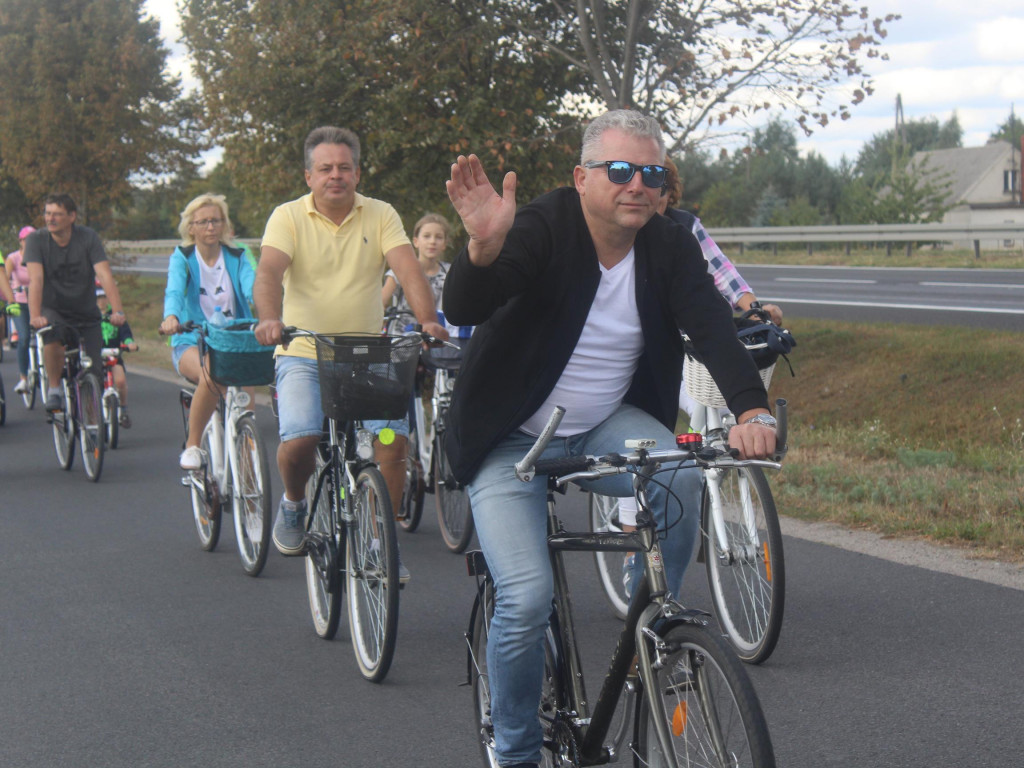 Słoneczna pogoda sprzyjała rowerzystom. Setki osób przejechały olęderskim szlakiem