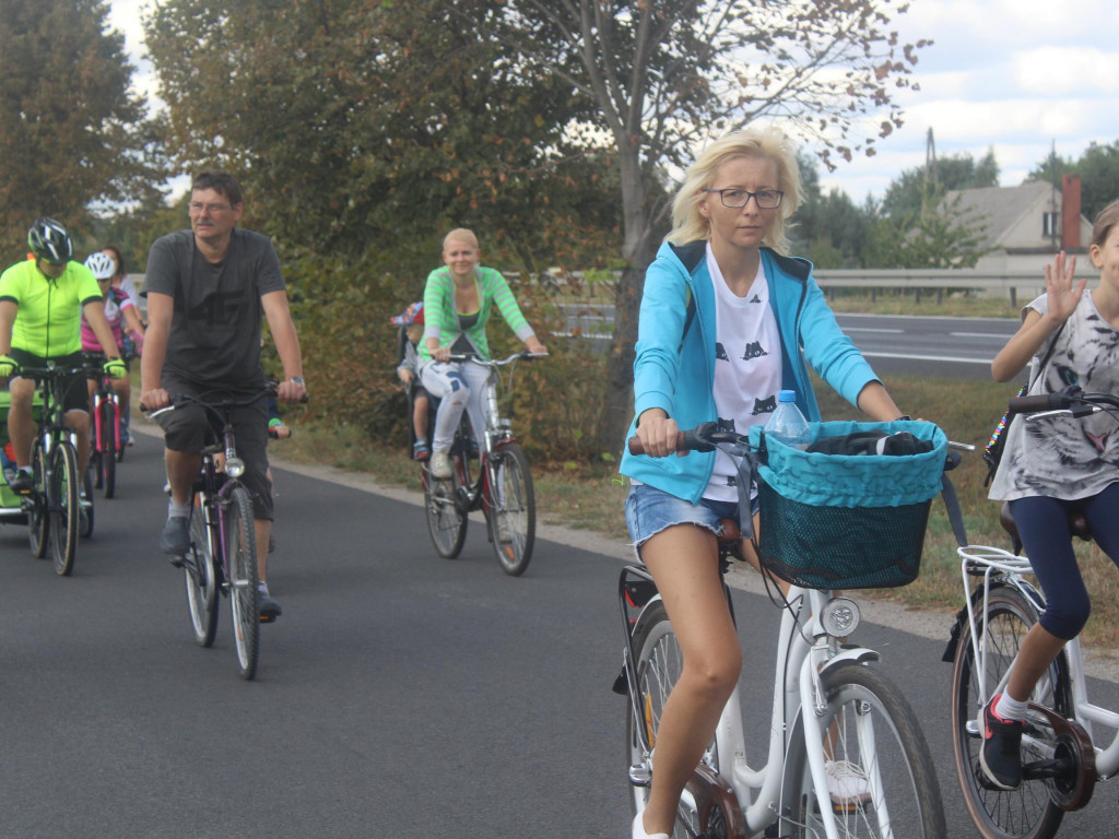 Słoneczna pogoda sprzyjała rowerzystom. Setki osób przejechały olęderskim szlakiem