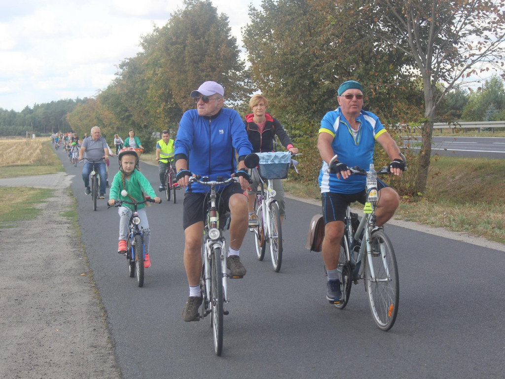Słoneczna pogoda sprzyjała rowerzystom. Setki osób przejechały olęderskim szlakiem