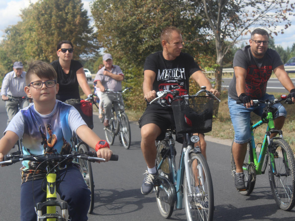 Słoneczna pogoda sprzyjała rowerzystom. Setki osób przejechały olęderskim szlakiem