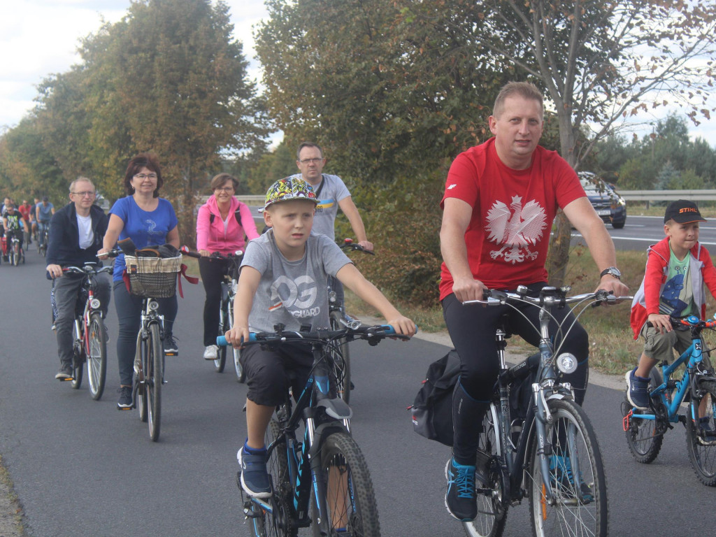 Słoneczna pogoda sprzyjała rowerzystom. Setki osób przejechały olęderskim szlakiem
