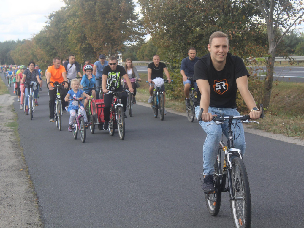 Słoneczna pogoda sprzyjała rowerzystom. Setki osób przejechały olęderskim szlakiem