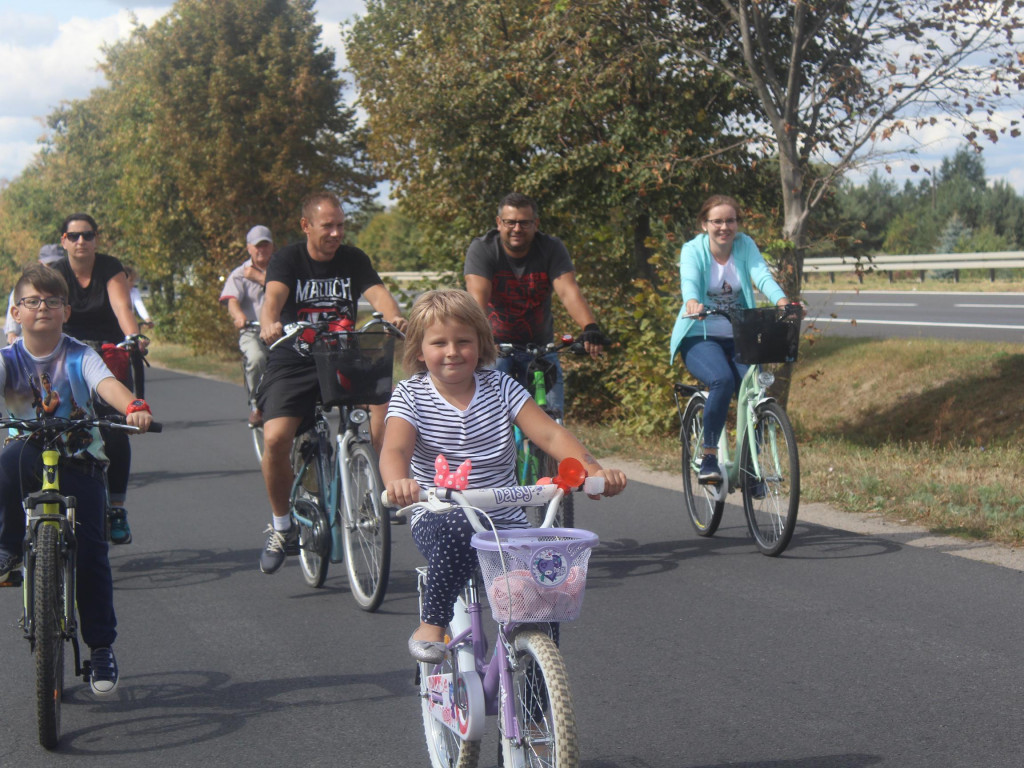 Słoneczna pogoda sprzyjała rowerzystom. Setki osób przejechały olęderskim szlakiem