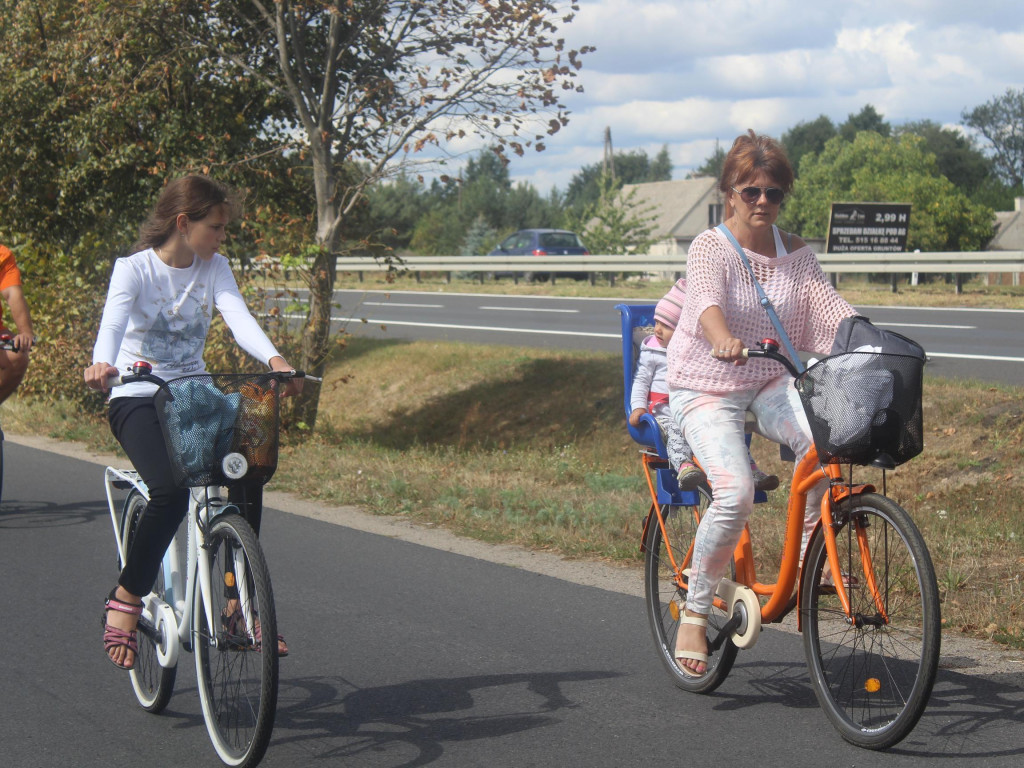 Słoneczna pogoda sprzyjała rowerzystom. Setki osób przejechały olęderskim szlakiem