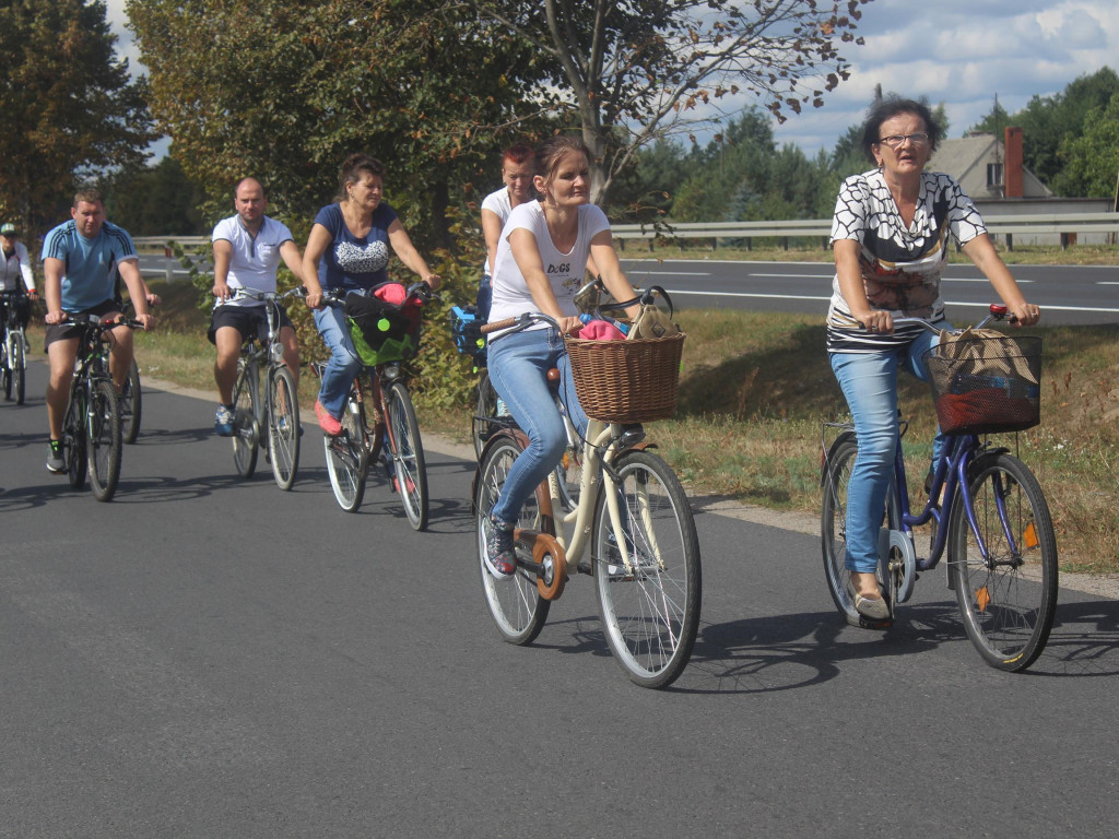Słoneczna pogoda sprzyjała rowerzystom. Setki osób przejechały olęderskim szlakiem